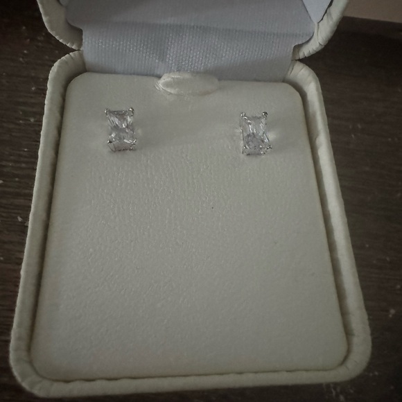 BNIB rectangular earrings - Picture 3 of 4